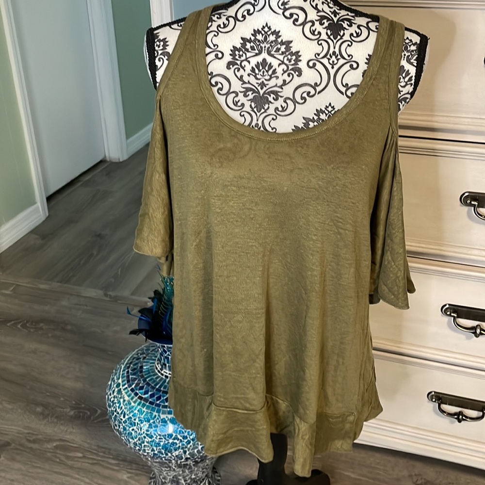 Women’s chaser NWT flowy  flutter sleeve blouse md